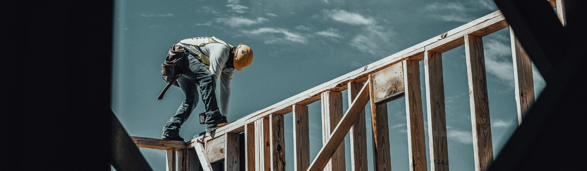 mann holzbau arbeit grunderwerb