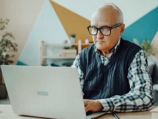 laptop alt mann
